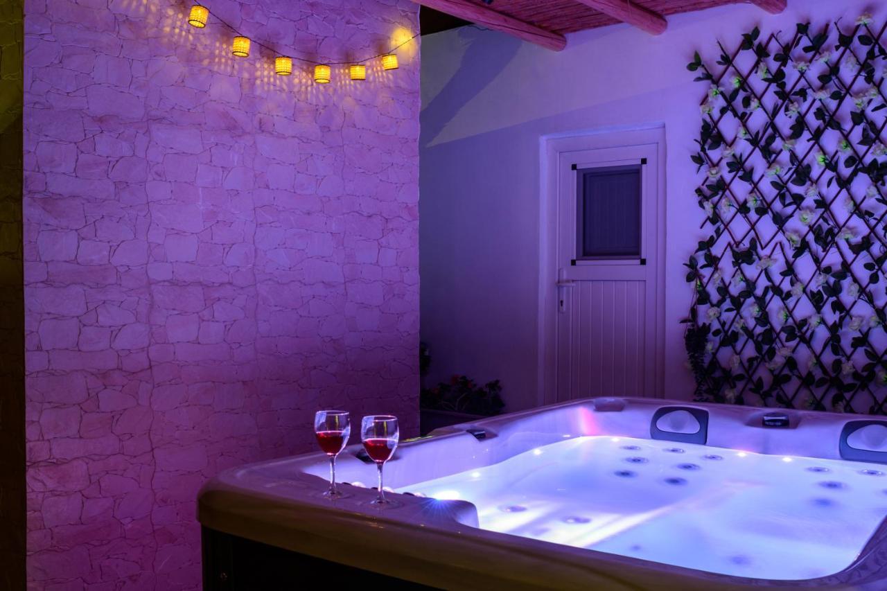 Heart of Oia - Private House with Jacuzzi