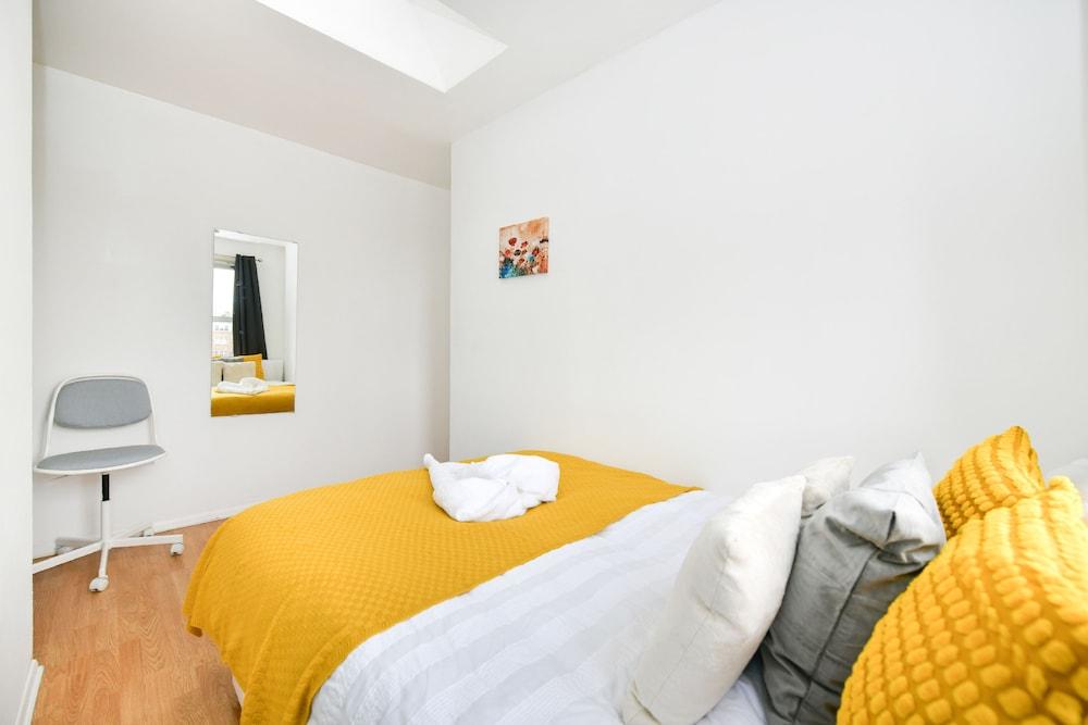 Impeccable 4-Bed House in Brixton, London 2