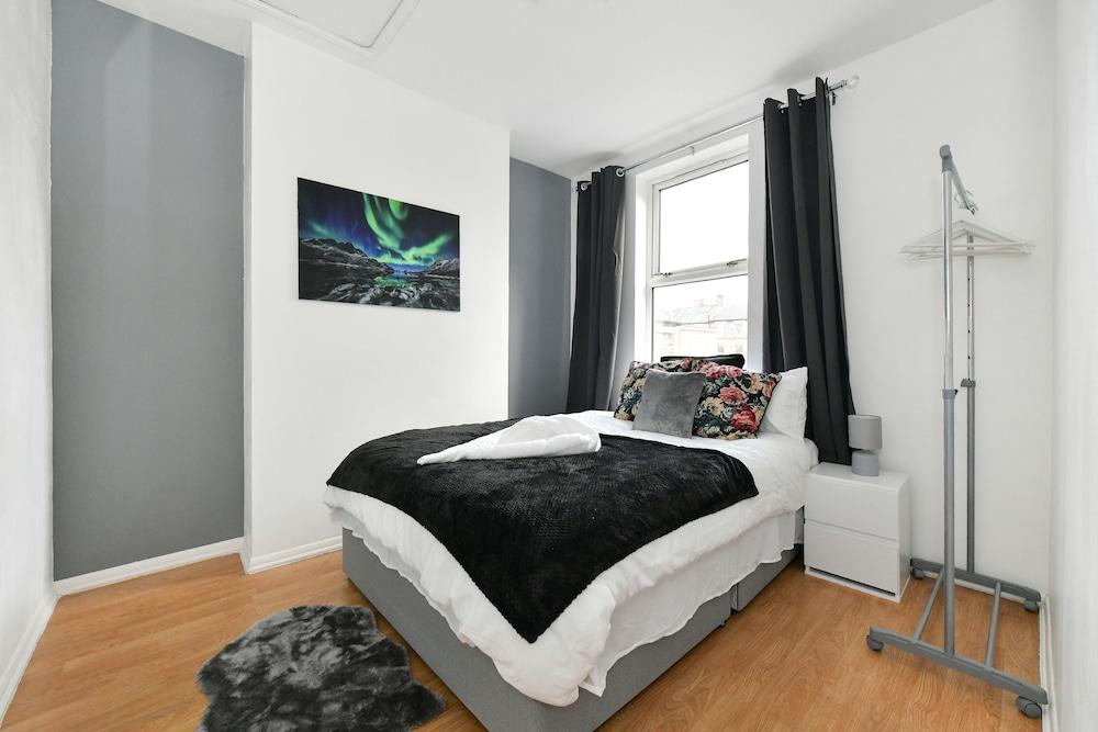 Impeccable 4-Bed House in Brixton, London