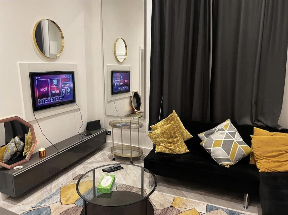 Immaculate 1-Bed Apartment in the Heart of Chelsea