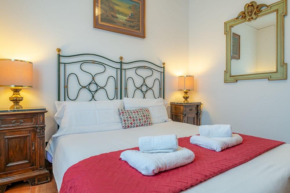Beautiful 4-Bed Apartment in Limonta