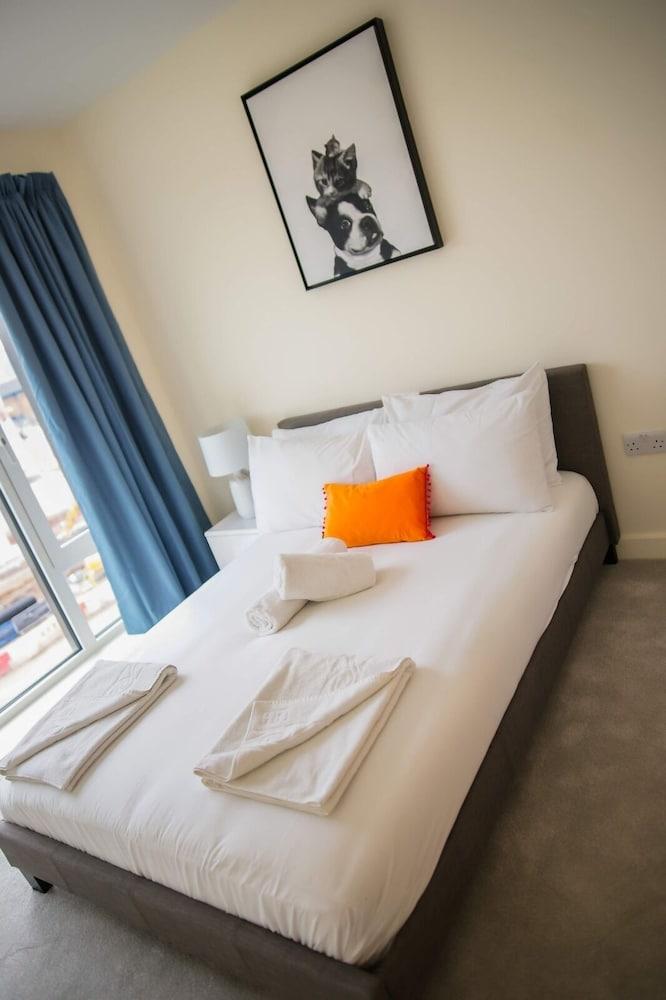 Immaculate 2-Bed Apartment in London 2
