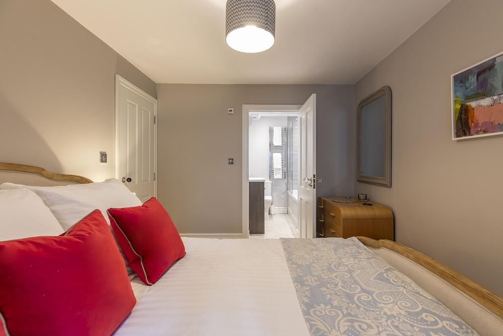 Joivy Gorgeous 3-Bed Maisonette in Westbourne Green with Patio 2