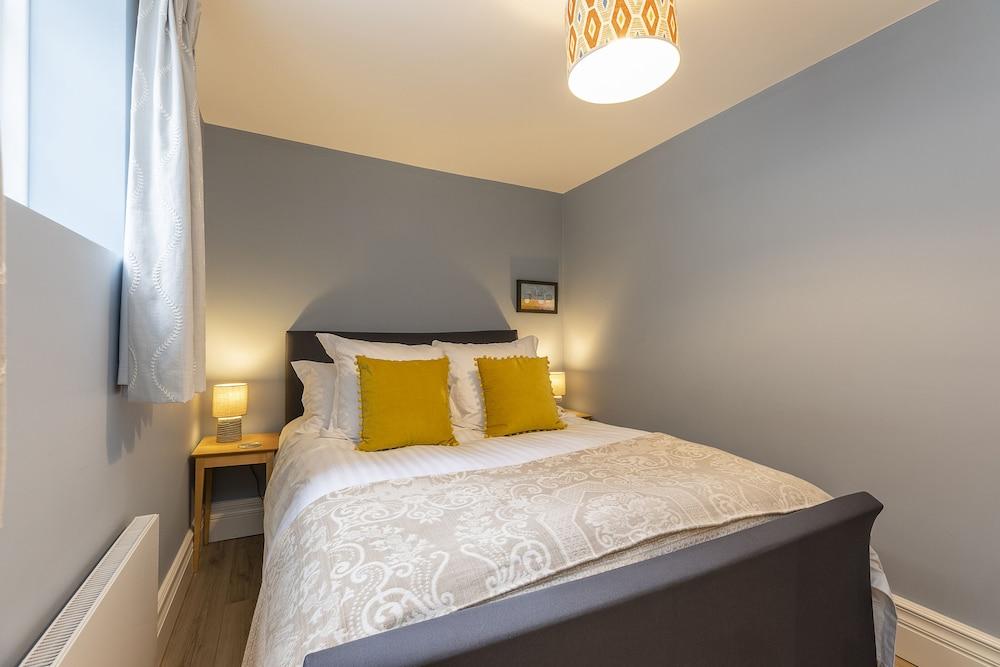 Joivy Gorgeous 3-Bed Maisonette in Westbourne Green with Patio 1