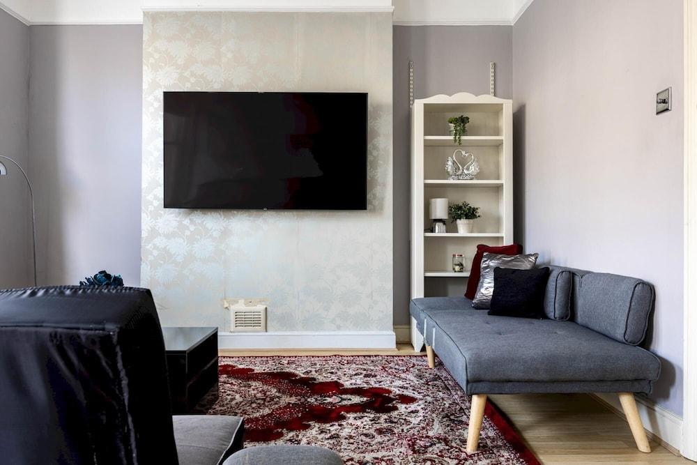 1-Bedroom Modern Flat in Maida Vale 1