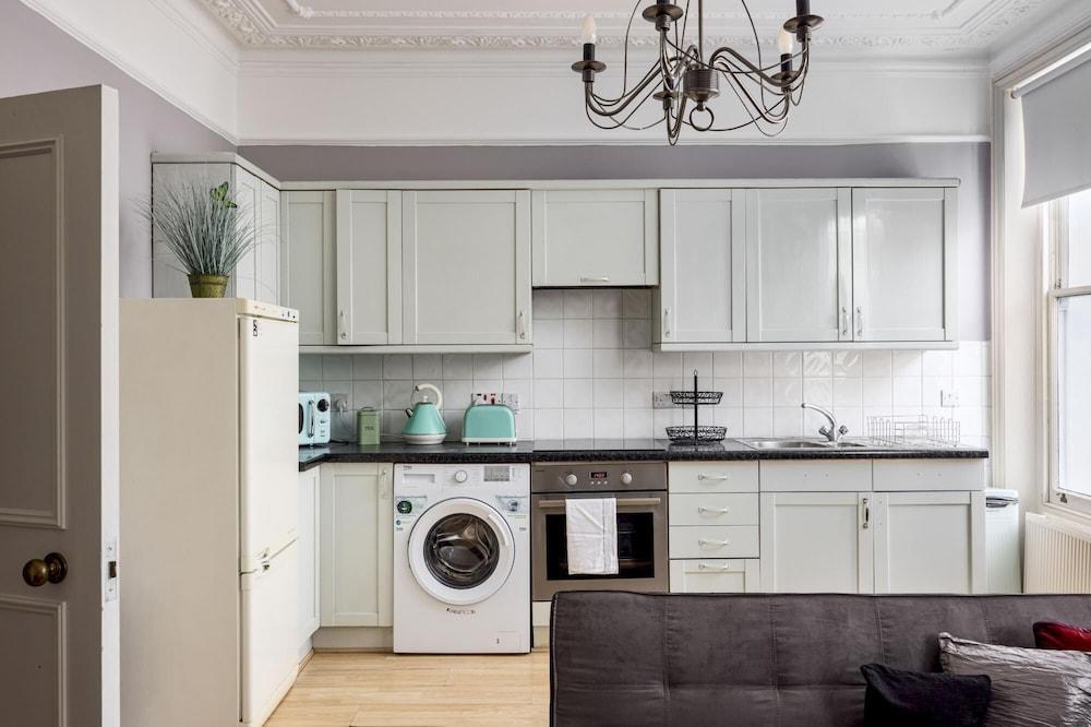 1-Bedroom Modern Flat in Maida Vale