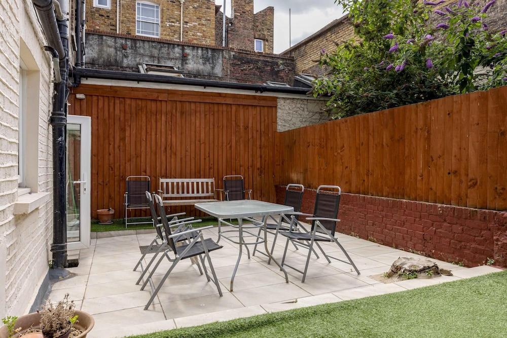 Baker Street Regent Park 3-Bedrooms Garden Flat 1
