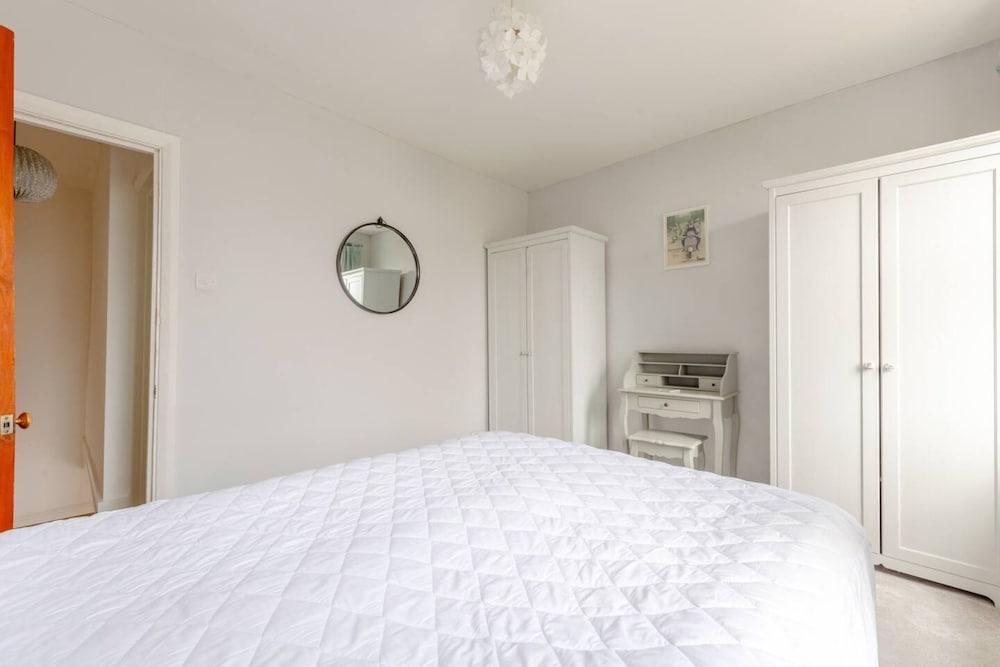 Homely And Spacious 2 Bedroom House - Stratford 1