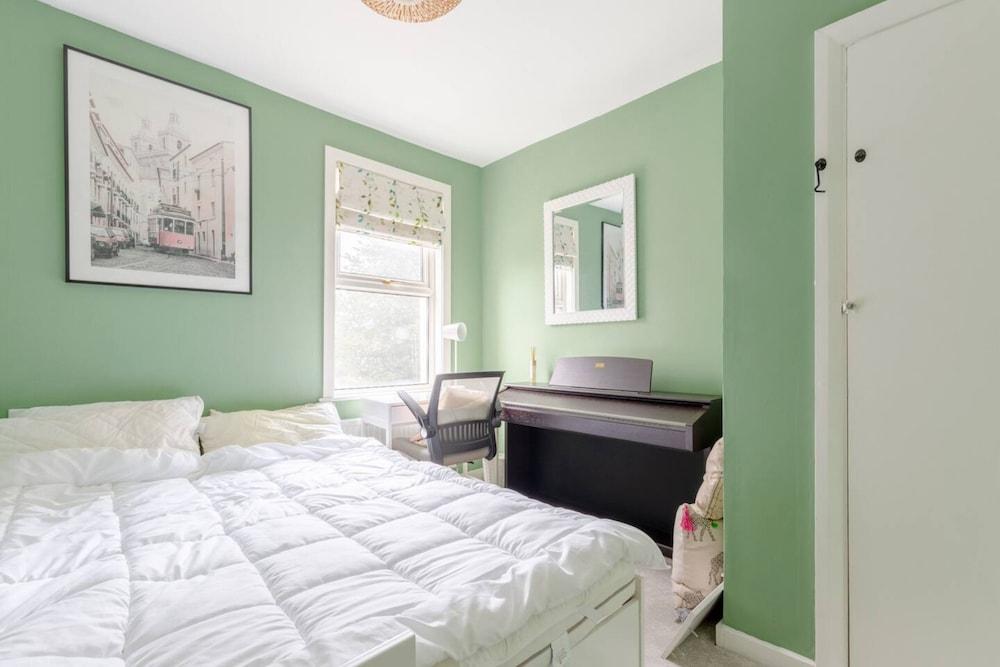 Homely And Spacious 2 Bedroom House - Stratford 2