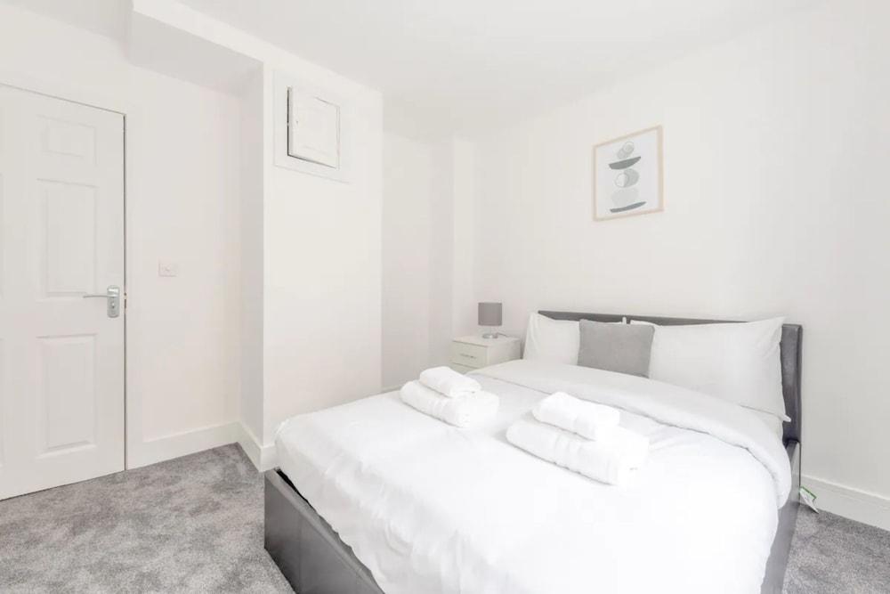 Spacious And Central 4 Bedroom Flat - West Kensington