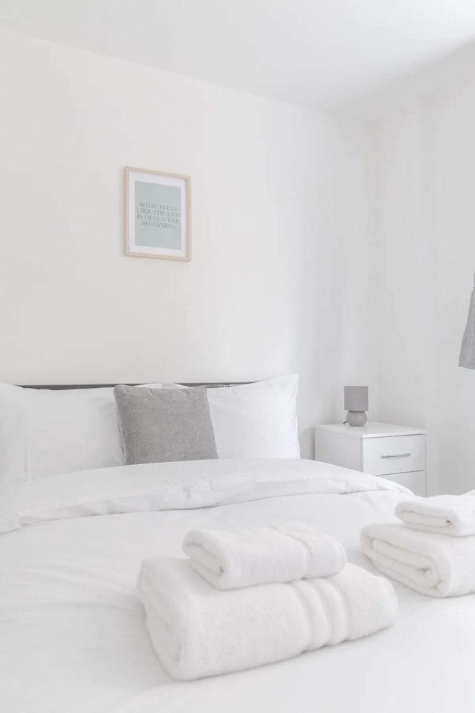 Spacious And Central 4 Bedroom Flat - West Kensington 1