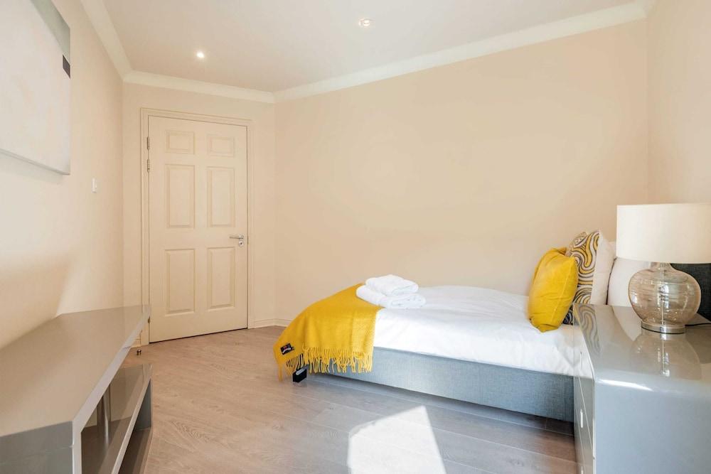 Beautiful 3-Bed in the Heart of London with Parking-Hosted by Sweetstay 1