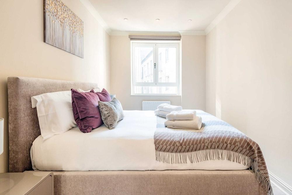 Beautiful 3-Bed in the Heart of London with Parking-Hosted by Sweetstay