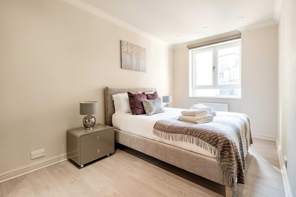 Beautiful 3-Bed in the Heart of London with Parking-Hosted by Sweetstay 2