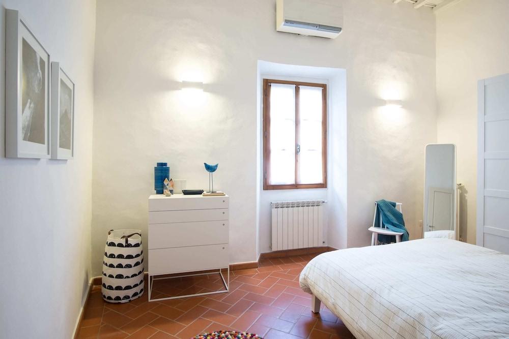 Design Apt Florence-Hosted by Sweetstay 2