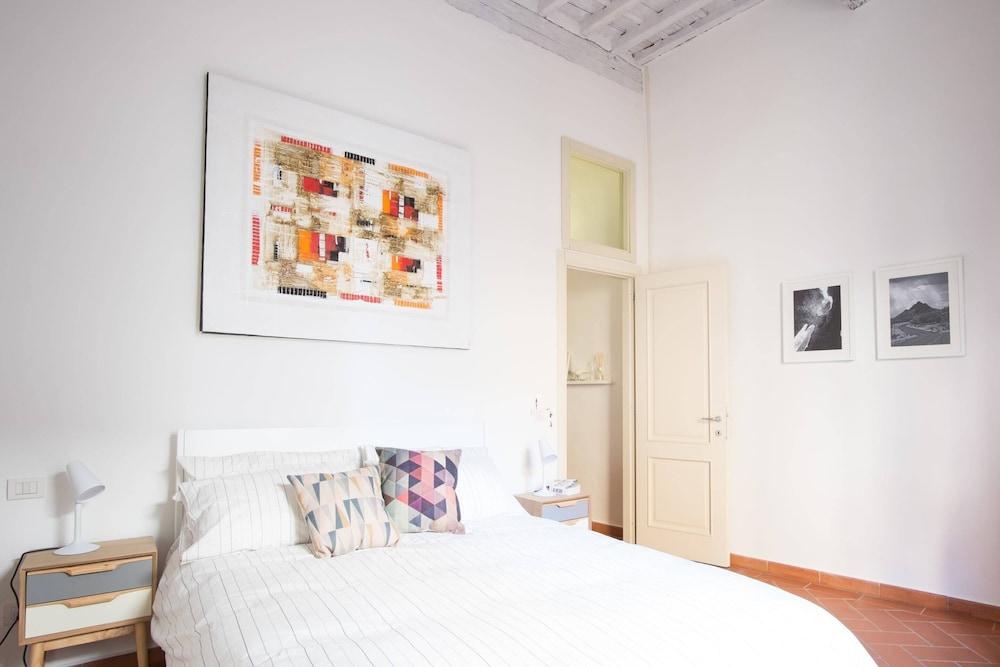 Design Apt Florence-Hosted by Sweetstay 1