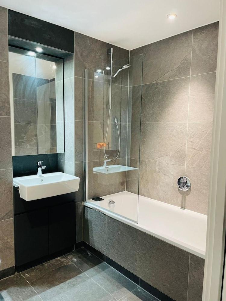 Inviting 2-Bed Apartment in London 1