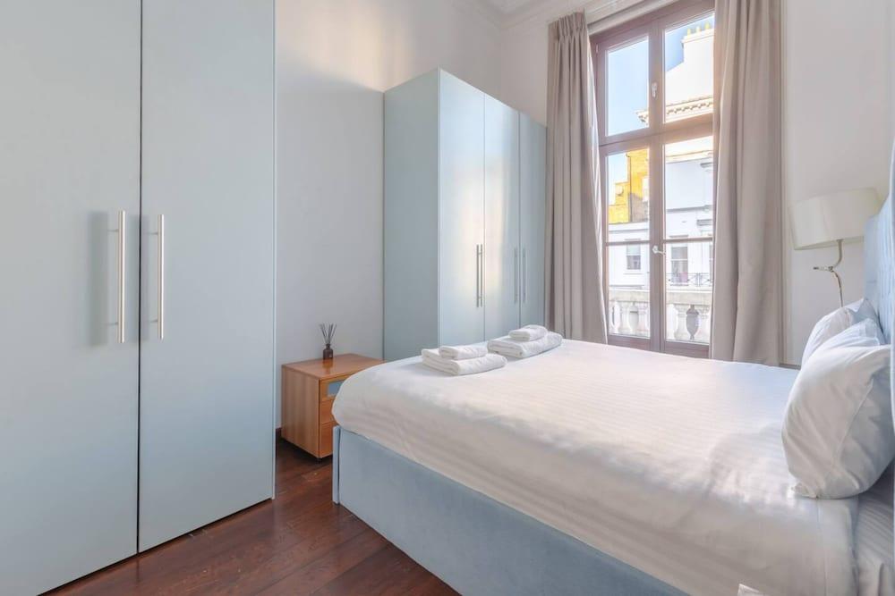 Central 2 Bedroom Flat - Opposite South Kensington Tube 1