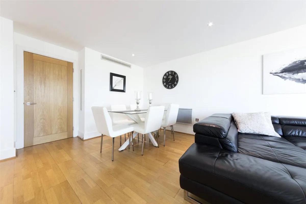 Panoramic Riverside Facing - 2 Bed - 2 Bath - 2 Balconies - in London Nine Elms 2