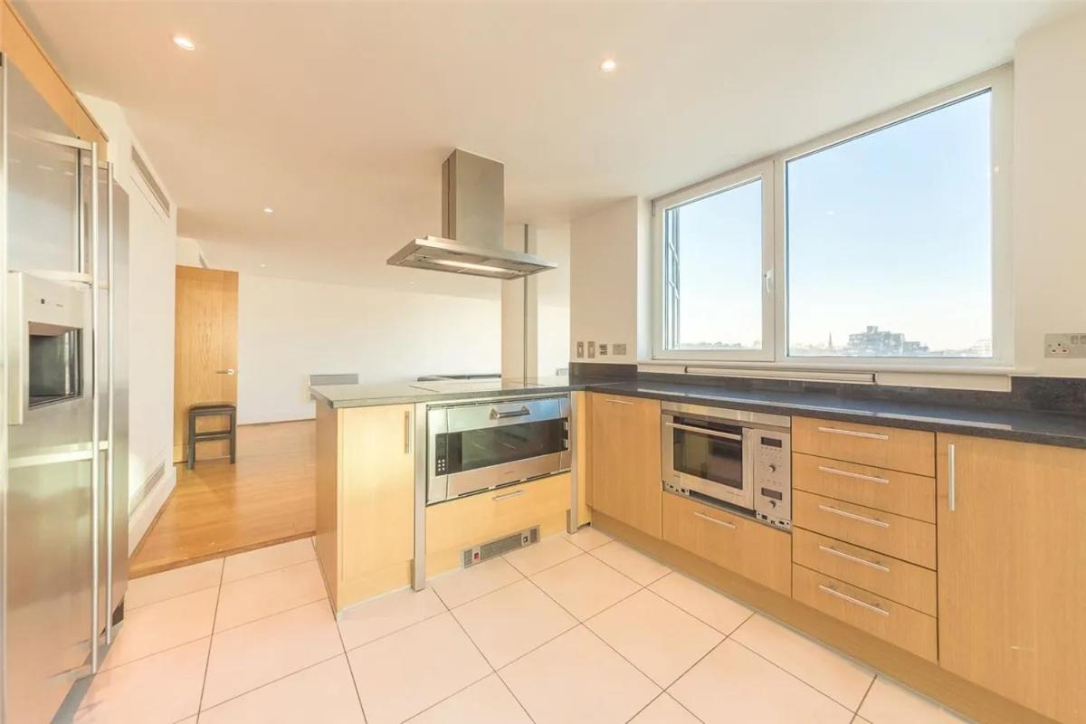 Panoramic Riverside Facing - 2 Bed - 2 Bath - 2 Balconies - in London Nine Elms 1