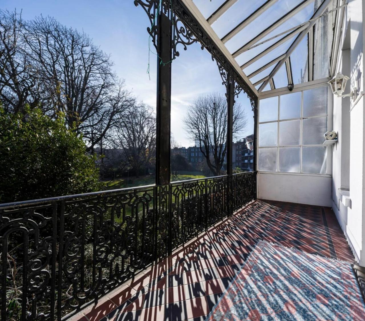 Elegant Earl's Court 2 Bedroom Flat Just 4 Minutes From Tube 1