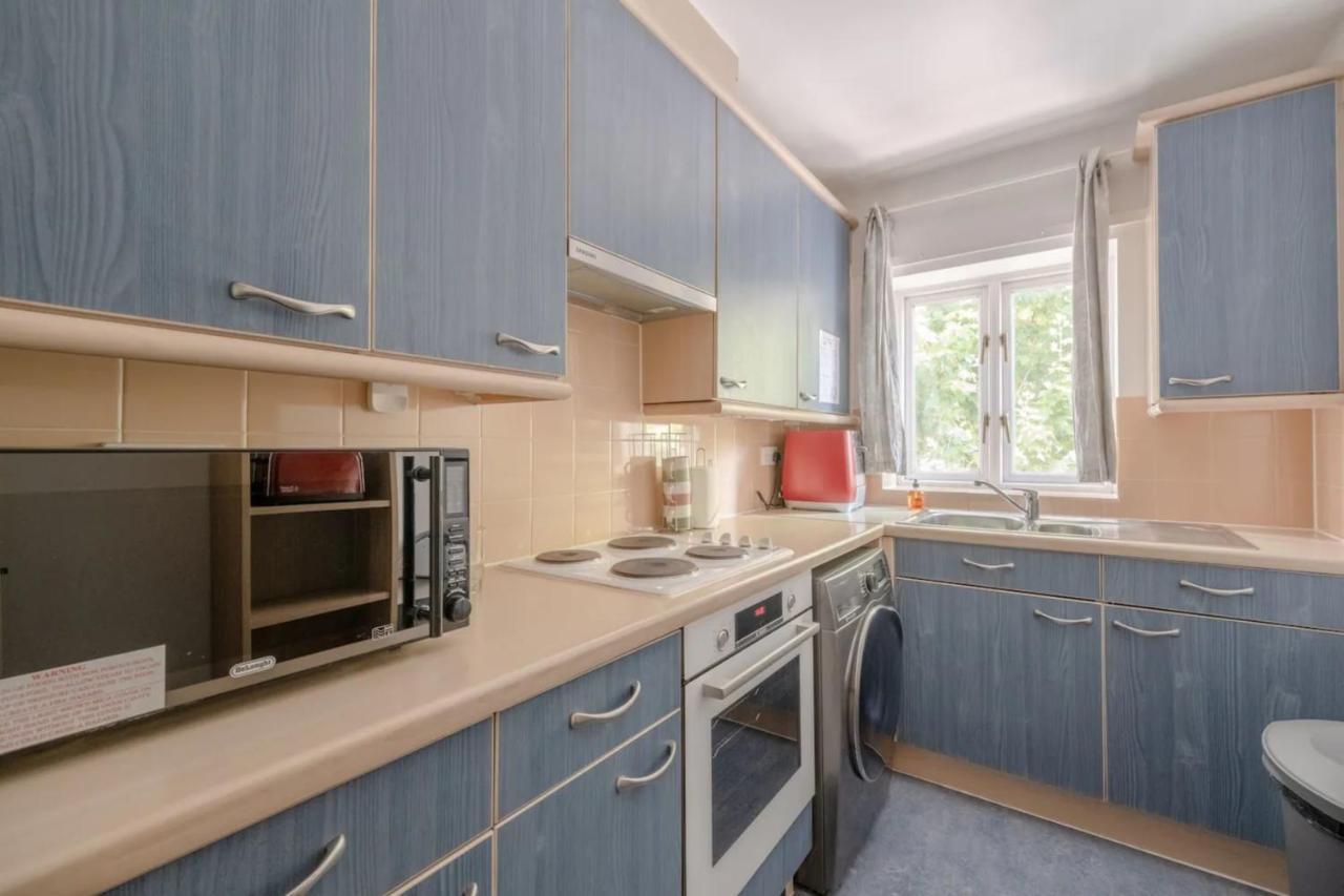 Bright 1 Bedroom Flat in Kensington Olympia 2