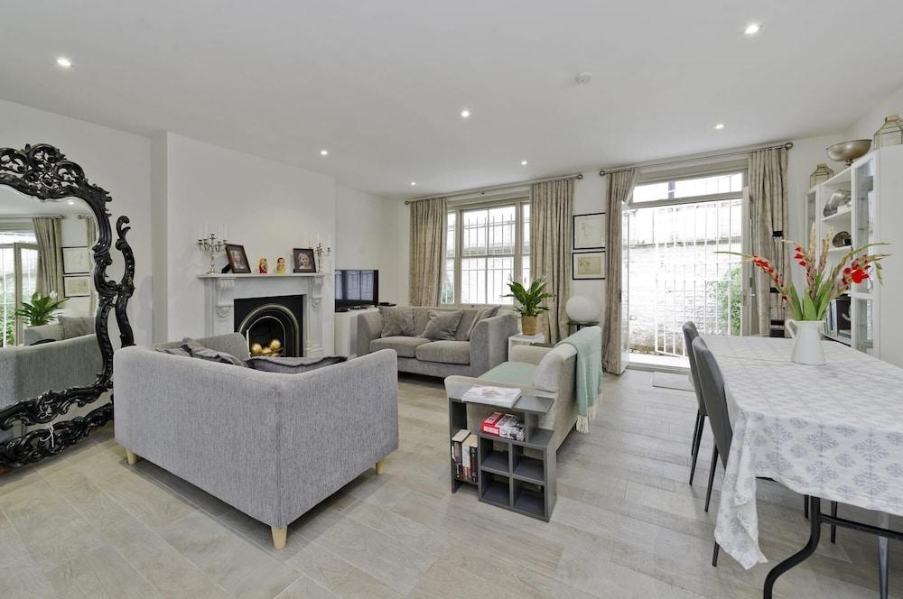 Elegant Stylish 2 Bedroom Basement Flat Notting Hill 2