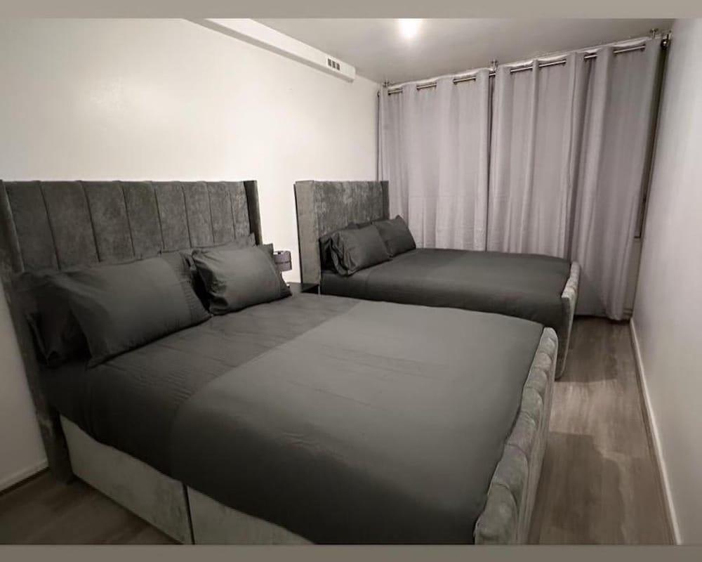 New! Xtra Large 4 Bedroom Up To 14 Guests
