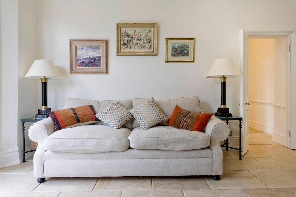 Stunning 2-Bed Chelsea Apt 2