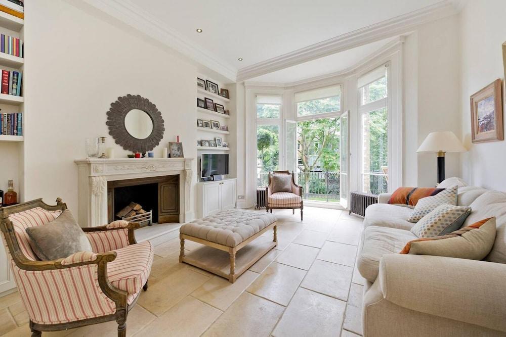 Stunning 2-Bed Chelsea Apt