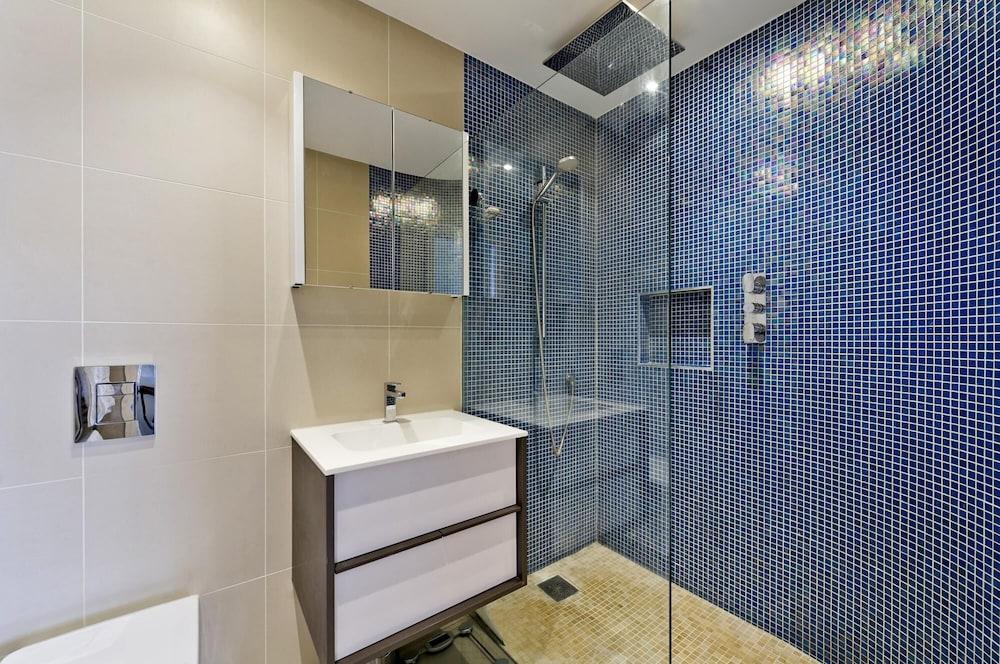 Beautiful Spacious Open-Planned 3 Bedroom Apartment in Earls Court 2