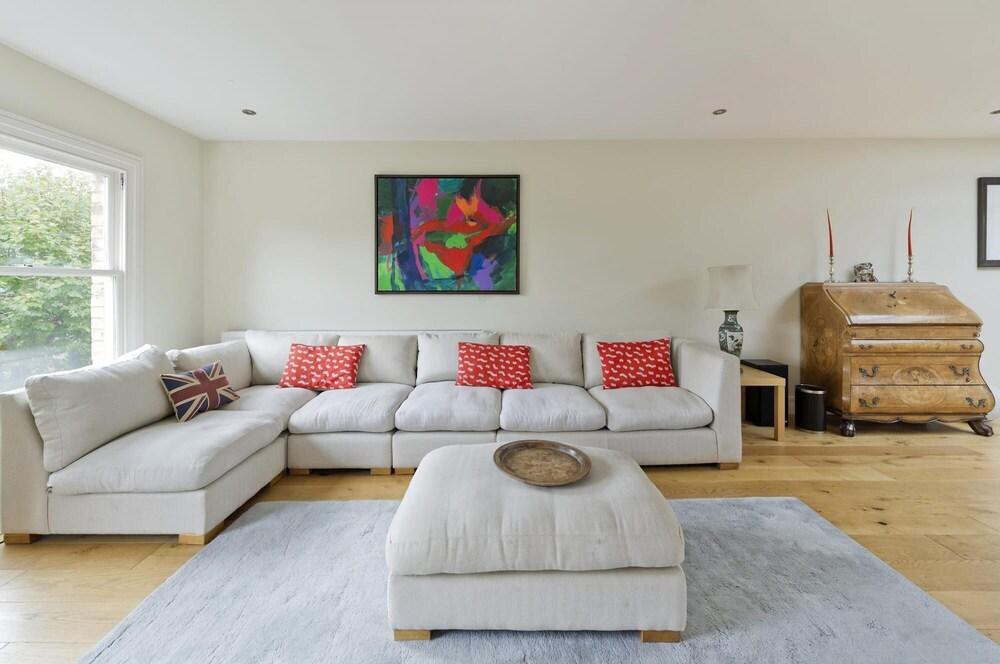 Beautiful Spacious Open-Planned 3 Bedroom Apartment in Earls Court