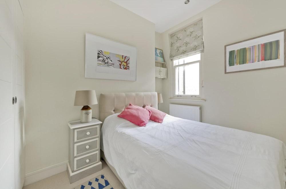 Beautiful Spacious Open-Planned 3 Bedroom Apartment in Earls Court 1