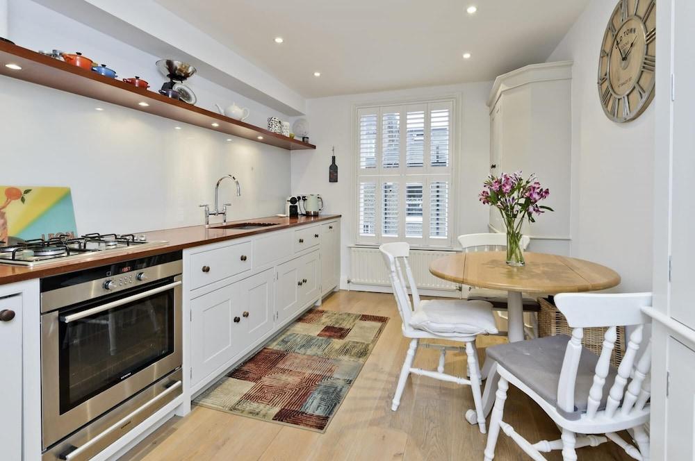 Fantastic 2bed Flat with Private Roof Terrace 1