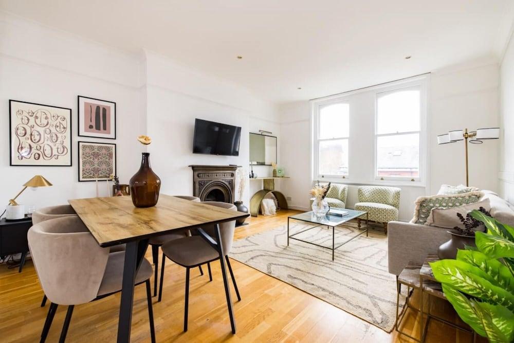 The Camden Crib - Glamorous 3bdr Flat with Study Room 2