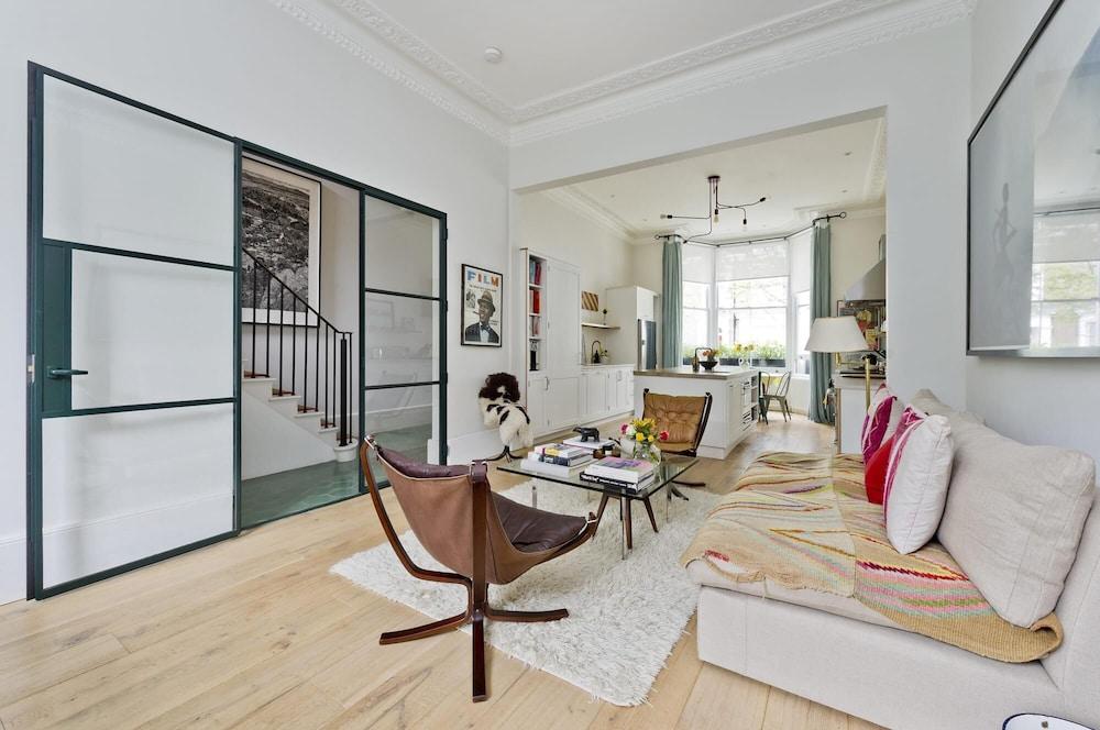 Gorgeous Stylish Interior Designed 5 Bed Home in Holland Park - Superb Location