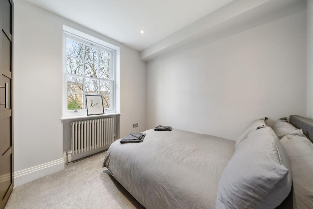 Modern Townhouse with Cinema Room in London Se1