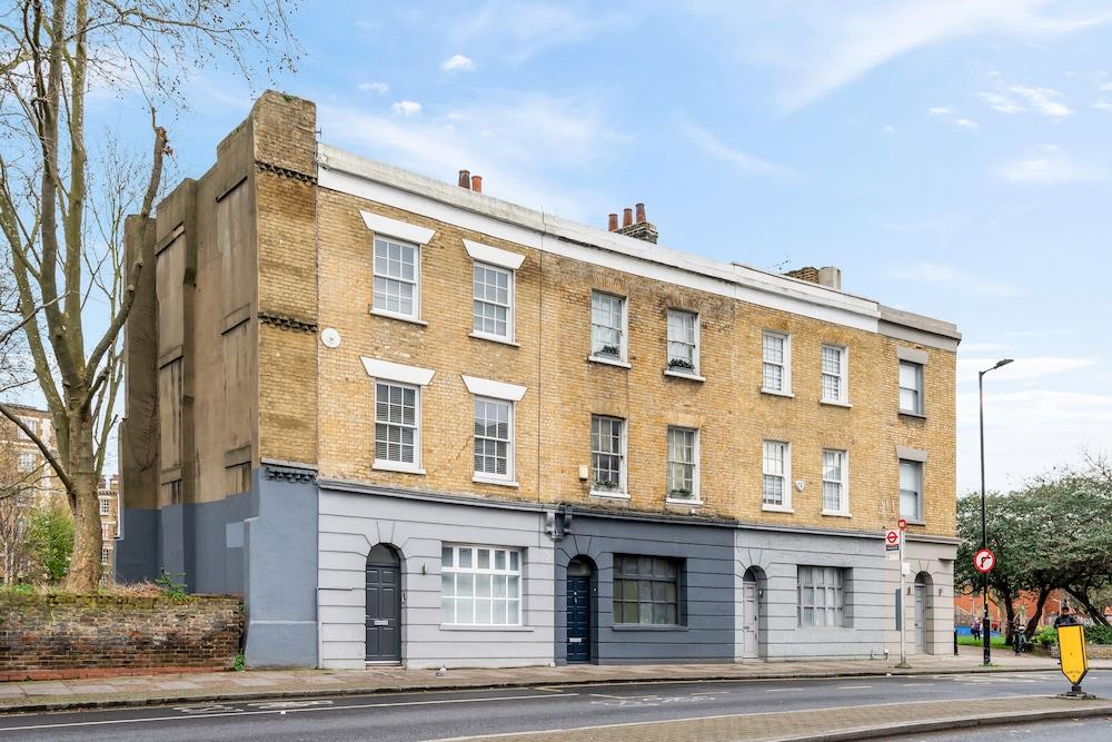 Modern Townhouse with Cinema Room in London Se1 2