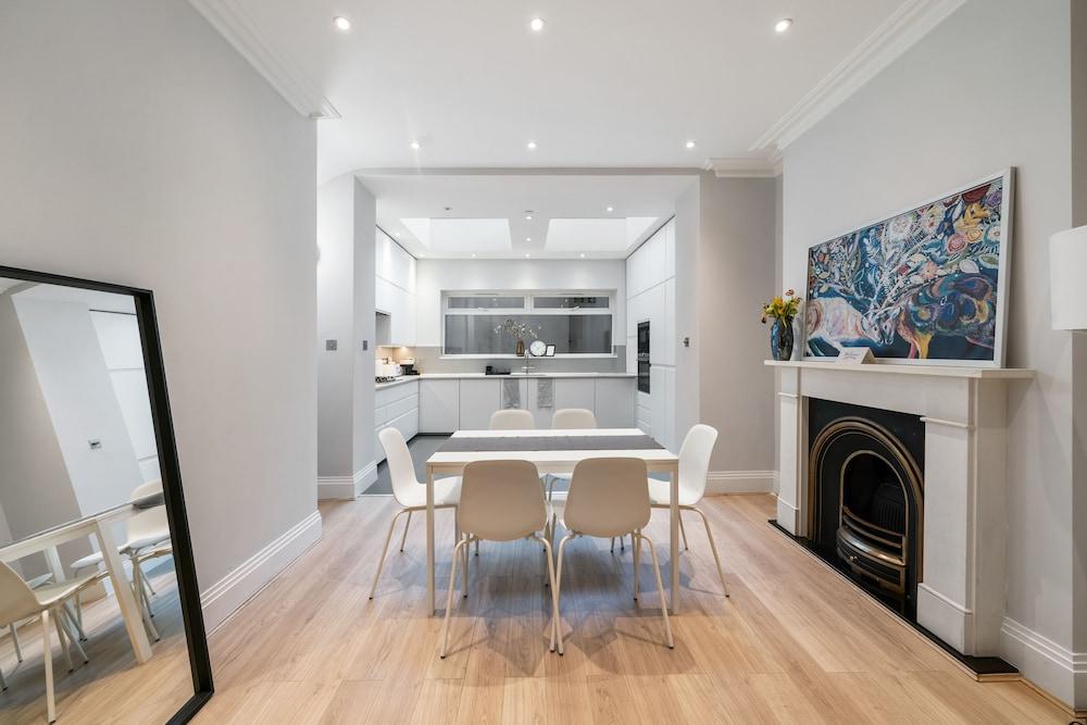 Modern Townhouse with Cinema Room in London Se1 1