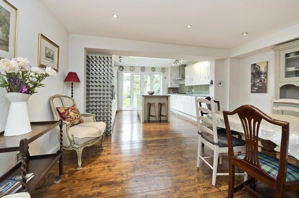 Charming 4-Bed House W Garden in Fulham 1