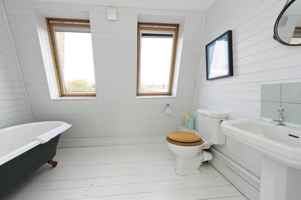 Charming 4-Bed House W Garden in Fulham 2