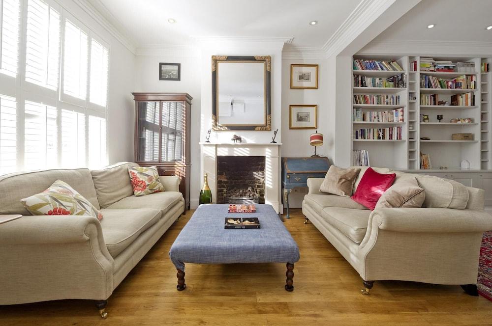 Charming 4-Bed House W Garden in Fulham