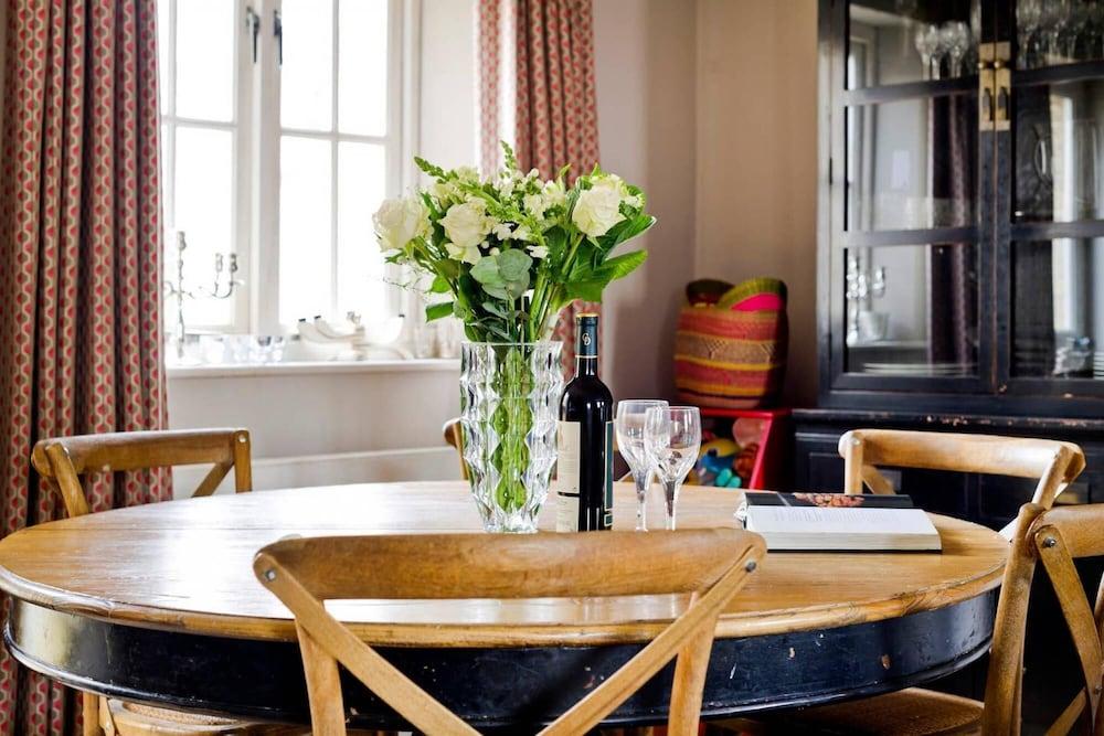 Delightful 3-Bed Family Home Bayswater 2