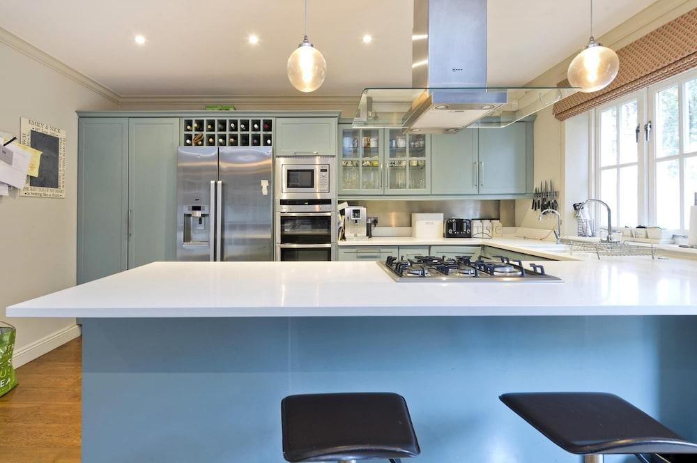 Delightful 3-Bed Family Home Bayswater 1