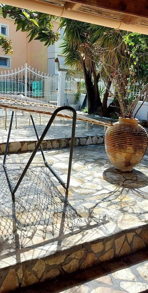 A Flower House in Corfu Close To Beach And Town