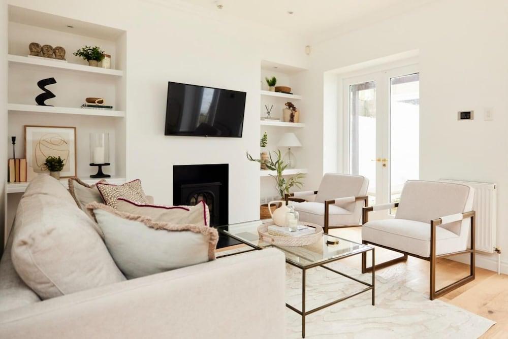 The Kensington Chelsea Escape - Stunning 5bdr with Patio Terrace 1