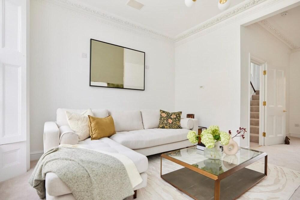 The Kensington Chelsea Escape - Stunning 5bdr with Patio Terrace 2