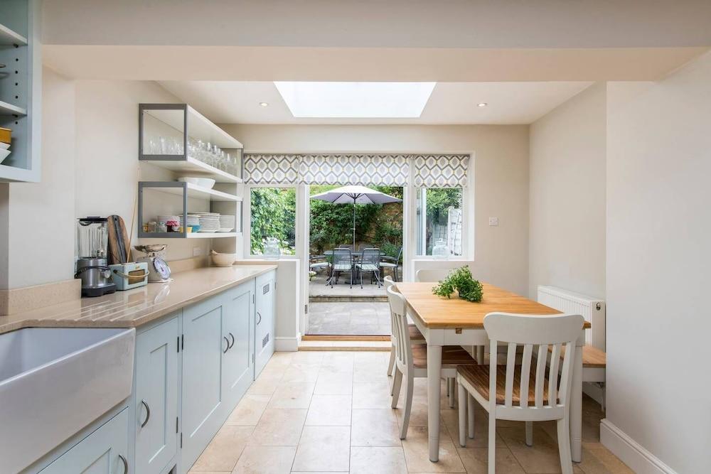 Delightful 2-Bed Home, Fulham