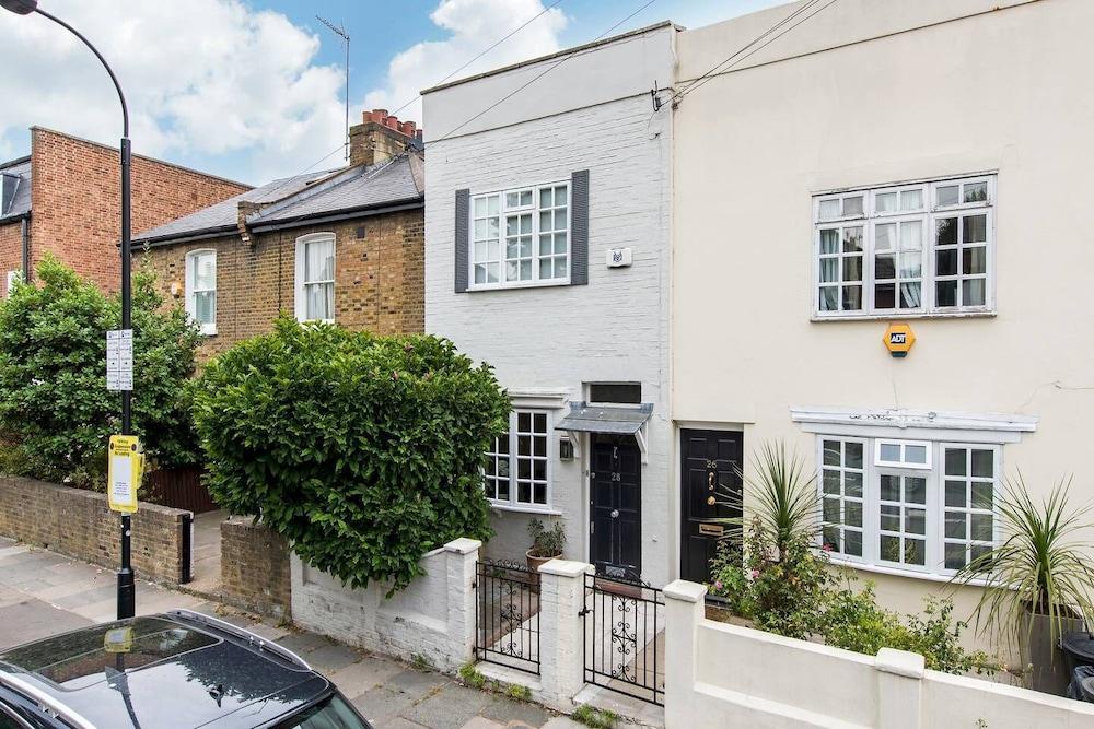 Delightful 2-Bed Home, Fulham 1