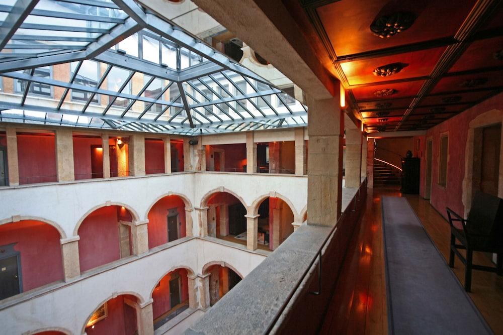 Cour Des Loges 1